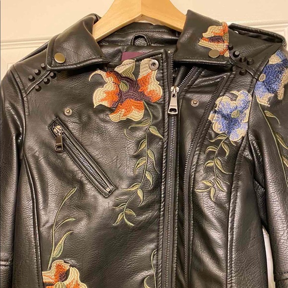 Leather jacket US S size, embroidered work on it - Picture 4 of 7